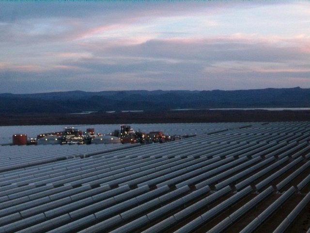 Des journalistes survolent Noor I en hélico militaire Des journalistes survolent Noor I en hélico militaire