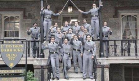 Etats-Unis: des Noires posent poing levé à l'école militaire de West Point Etats-Unis: des Noires posent poing levé à l'école militaire de West Point
