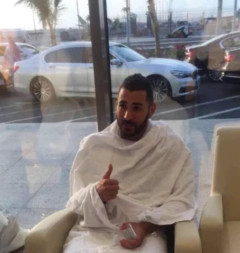 Karim Benzema effectue une “omra” Karim Benzema effectue une “omra”