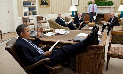 Tollé après une photo de la conseillère de Trump agenouillée sur un canapé Tollé après une photo de la conseillère de Trump agenouillée sur un canapé