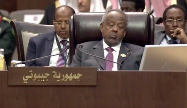 Sommet de la Ligue arabe. Des chefs dorment, d'autres tombent... Sommet de la Ligue arabe. Des chefs dorment, d'autres tombent...