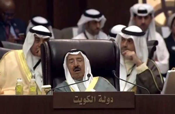 Sommet de la Ligue arabe. Des chefs dorment, d'autres tombent... Sommet de la Ligue arabe. Des chefs dorment, d'autres tombent...