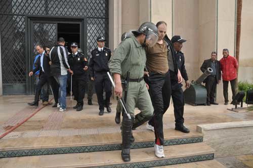 Diplômés chômeurs: Une dizaine de malvoyants tentent un suicide collectif à Marrakech Diplômés chômeurs: Une dizaine de malvoyants tentent un suicide collectif à Marrakech