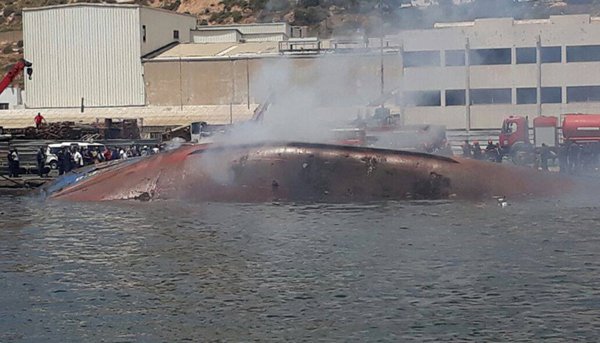 Un bateau prend feu ce mercredi au port d'Agadir (Images) Un bateau prend feu ce mercredi au port d'Agadir (Images)