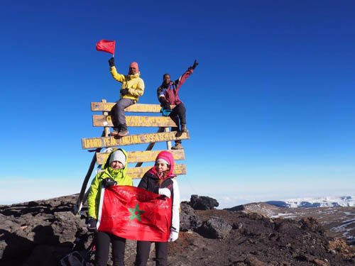 Le drapeau marocain hissé au sommet de Kilimandjaro Le drapeau marocain hissé au sommet de Kilimandjaro