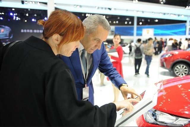 Au Salon de l’auto de Shanghaï, Moulay Hafid Elalamy séduit des investisseurs chinois Au Salon de l’auto de Shanghaï, Moulay Hafid Elalamy séduit des investisseurs chinois