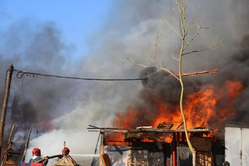 Salé: un énorme incendie se déclare à “souk Assalihine” sans faire de victimes Salé: un énorme incendie se déclare à “souk Assalihine” sans faire de victimes