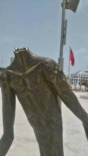 Casablanca: Une sculpture de Sahbi Chtioui sur la place Mohammed V vandalisée Casablanca: Une sculpture de Sahbi Chtioui sur la place Mohammed V vandalisée