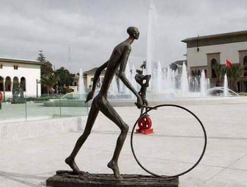 Casablanca: Une sculpture de Sahbi Chtioui sur la place Mohammed V vandalisée Casablanca: Une sculpture de Sahbi Chtioui sur la place Mohammed V vandalisée