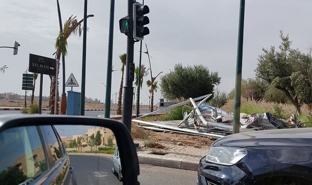 Une partie des panneaux publicitaires de Marrakech détruits au bulldozer Une partie des panneaux publicitaires de Marrakech détruits au bulldozer