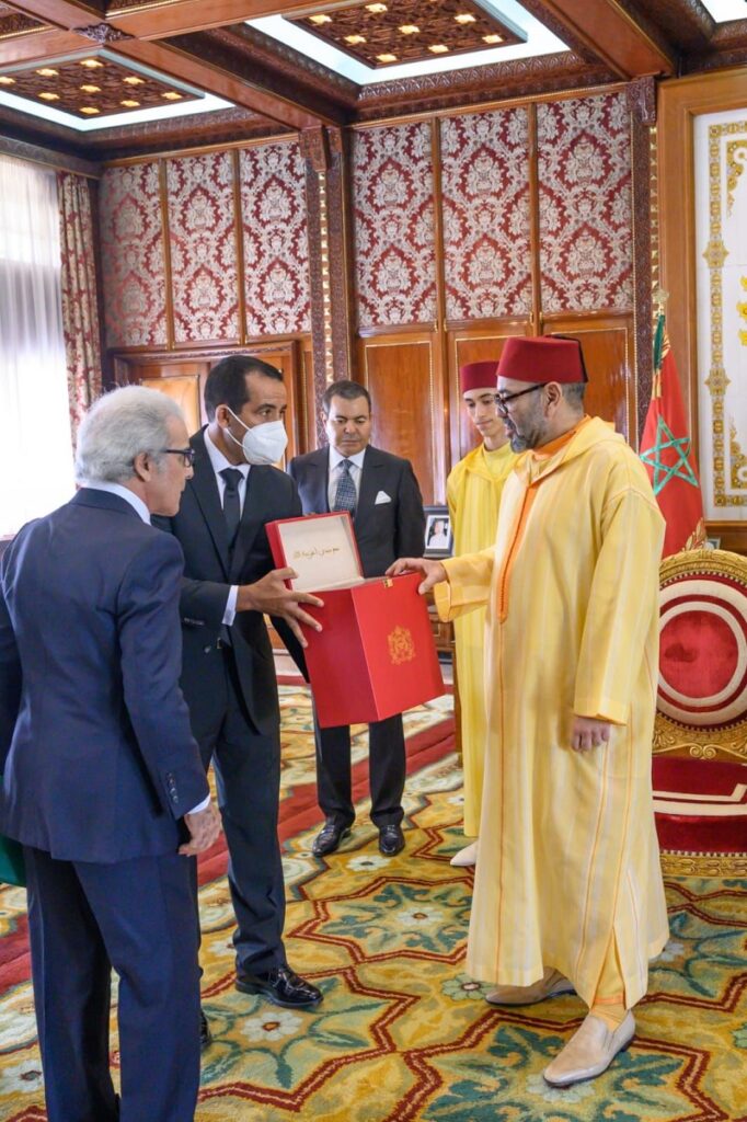 Abdellatif Jouahri présente au Roi Mohammed VI le rapport annuel de Bank Al Maghrib Abdellatif Jouahri présente au Roi Mohammed VI le rapport annuel de Bank Al Maghrib