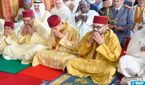 Le Roi accomplit la prière de l'Aïd Al-Fitr et reçoit les vœux Le Roi accomplit la prière de l'Aïd Al-Fitr et reçoit les vœux