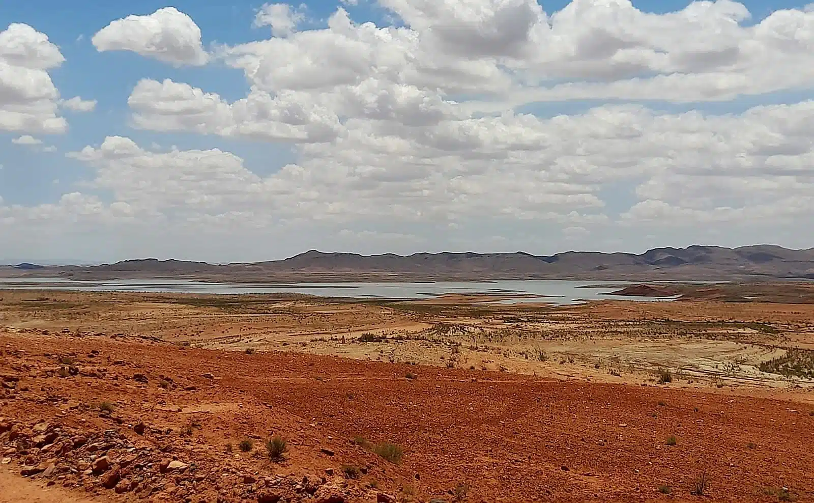 Reportage. À 30 km de Settat, sur les berges asséchées du 2e plus grand barrage du Maroc Reportage. À 30 km de Settat, sur les berges asséchées du 2e plus grand barrage du Maroc