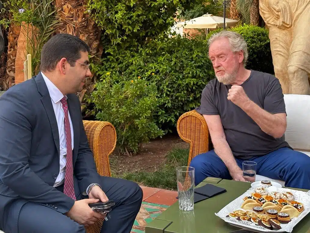 Mehdi Bensaid auprès de Ridley Scott après l'accident de Gladiator 2 à Ouarzazate Mehdi Bensaid auprès de Ridley Scott après l'accident de Gladiator 2 à Ouarzazate