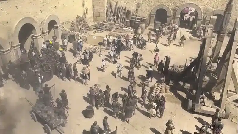 Mehdi Bensaid auprès de Ridley Scott après l'accident de Gladiator 2 à Ouarzazate Mehdi Bensaid auprès de Ridley Scott après l'accident de Gladiator 2 à Ouarzazate
