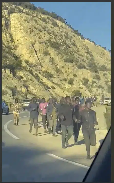 La force publique déjoue une tentative d'assaut vers Sebta, menée par un millier de migrants La force publique déjoue une tentative d'assaut vers Sebta, menée par un millier de migrants