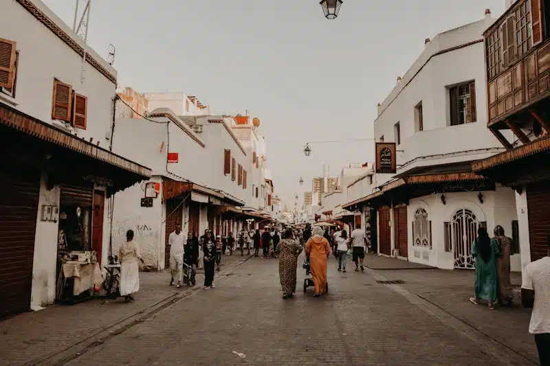 Tourisme. Que faire à Rabat en 48 heures ? La médina de Rabat, les badauds se baladent dans les ruelles