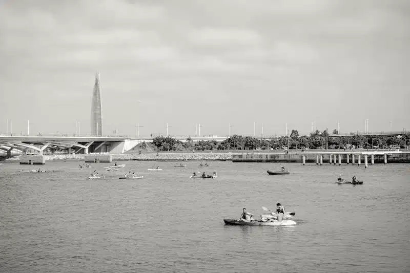Tourisme. Que faire à Rabat en 48 heures ? Des riverains font du canoe kayak dans le bouregreg en face de la tour Mohammed VI