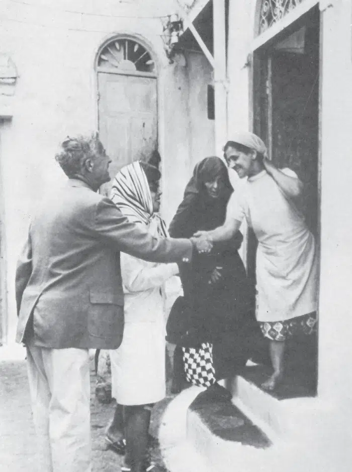 Tanger, la mystérieuse muse de Paul Bowles Paul Bowles en compagnie de Tangérois.