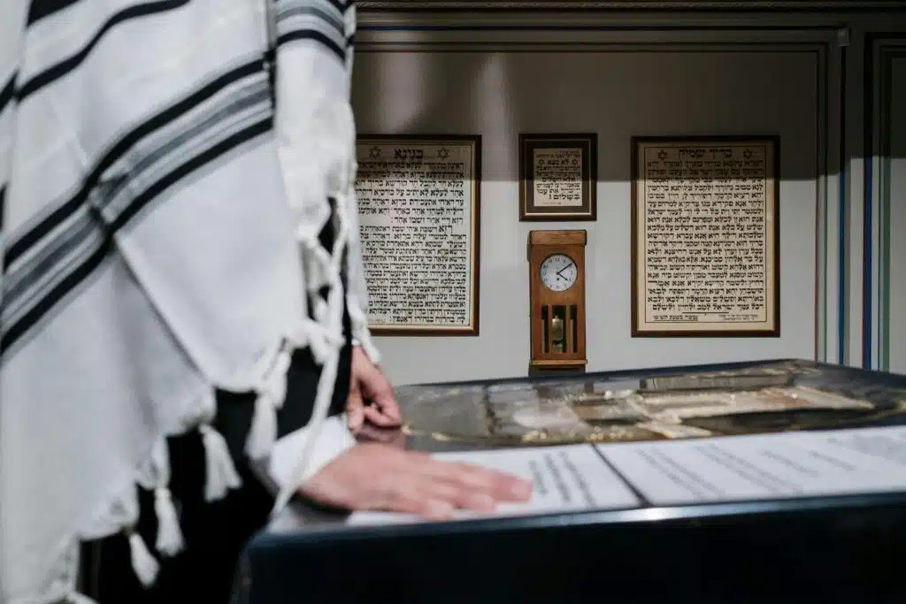 Flânerie à Tétouan dans les vestiges européens de la médina Synaguogue, textes écrits en hébreu