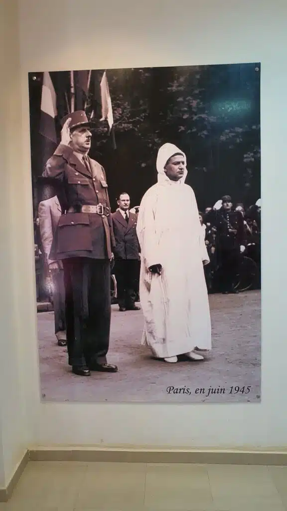 Musée régional de la Résistance et de l’Armée de libération d’Oujda : quand le passé dialogue avec le présent Une photographie émouvante montre le Roi Mohammed V recevant la Légion d’honneur des mains du général de Gaulle.