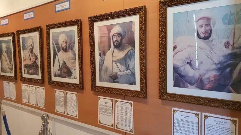 Musée régional de la Résistance et de l’Armée de libération d’Oujda : quand le passé dialogue avec le présent La première pièce, solennelle, rend hommage à la dynastie alaouite à travers une galerie de portraits