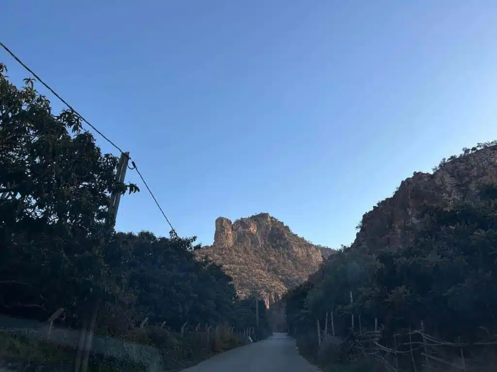 La grotte du Chameau, l'écrin des plus anciennes gravures rupestres d'Afrique du Nord Un aperçu de la montagne qui contient la grotte du chameau