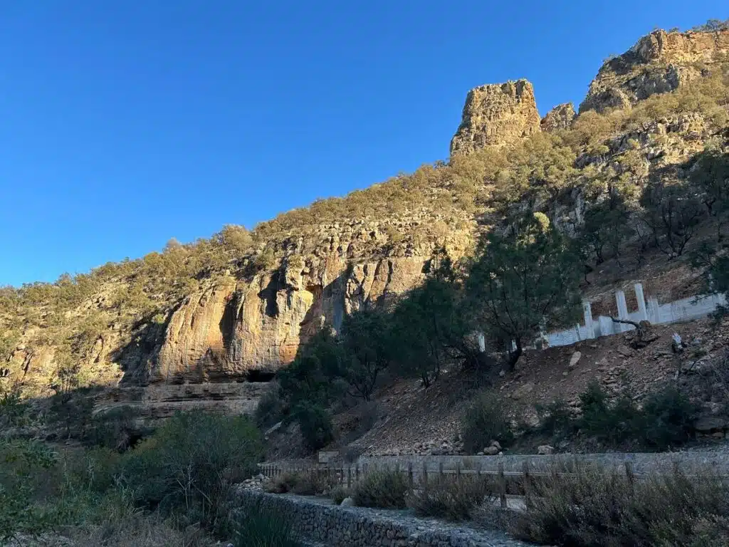 La grotte du Chameau, l'écrin des plus anciennes gravures rupestres d'Afrique du Nord Entrée de la grotte du chameau