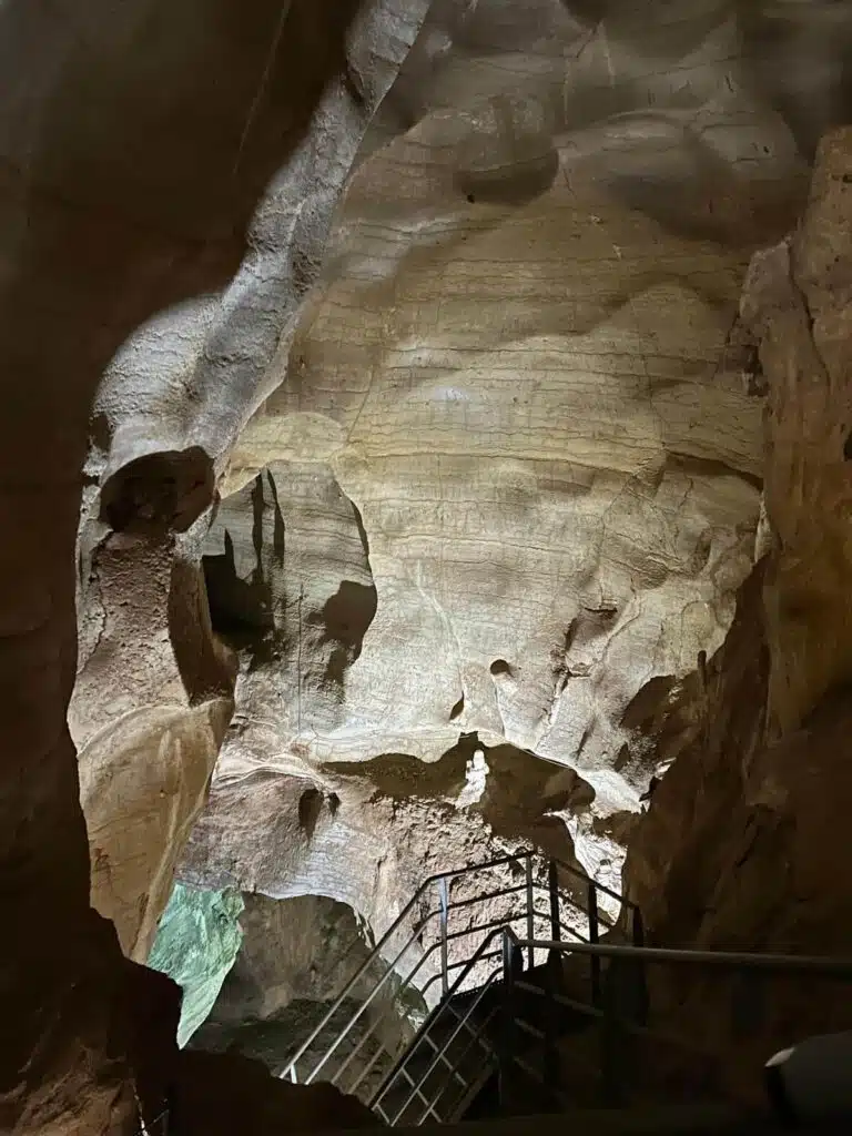 La grotte du Chameau, l'écrin des plus anciennes gravures rupestres d'Afrique du Nord A l'intérieur de la grotte du chameau.