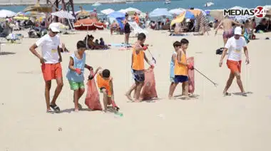 Tanger : l’opération “Plages propres" sensibilise les estivants sous le slogan "B7ar Bla Plastic” Tanger : l’opération “Plages propres" sensibilise les estivants sous le slogan "B7ar Bla Plastic”