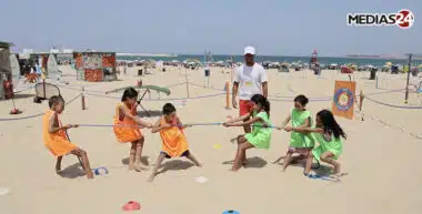 Tanger : l’opération “Plages propres" sensibilise les estivants sous le slogan "B7ar Bla Plastic” Tanger : l’opération “Plages propres" sensibilise les estivants sous le slogan "B7ar Bla Plastic”