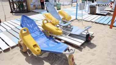 Tanger : l’opération “Plages propres" sensibilise les estivants sous le slogan "B7ar Bla Plastic” Tanger : l’opération “Plages propres" sensibilise les estivants sous le slogan "B7ar Bla Plastic”