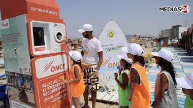 Tanger : l’opération “Plages propres" sensibilise les estivants sous le slogan "B7ar Bla Plastic” Tanger : l’opération “Plages propres" sensibilise les estivants sous le slogan "B7ar Bla Plastic”