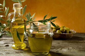 Huile d’olive : une production en recul de 50%, les prix grimpent jusqu'à 120 DH/l
