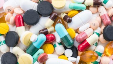 Réforme du prix des médicaments : tensions entre pharmaciens et consommateurs autour du projet de décret