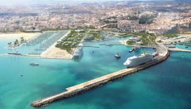 Le Roi à Tanger: Béni Makada, une mosquée et des rocades