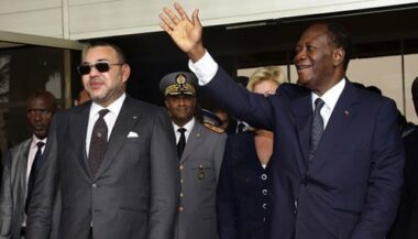 Mohammed VI accueille le Président ivoirien à l'aéroport d'Abidjan