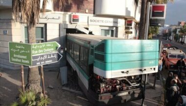 Casablanca : En voulant éviter un camion, il enfonce la façade d’une banque