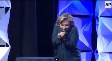 Une femme jette une chaussure sur Hillary Clinton