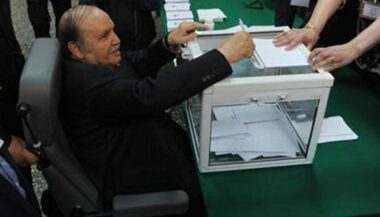 Présidentielle algérienne, Bouteflika dans un fauteuil