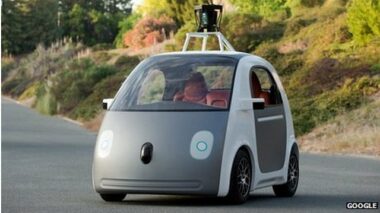Google met le turbo en produisant sa smart-voiture autonome