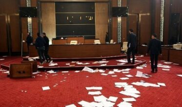 Libye: un groupe armé attaque le Parlement et réclame sa suspension
