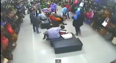 Vol de sac à main (vidéo caméra de surveillance)