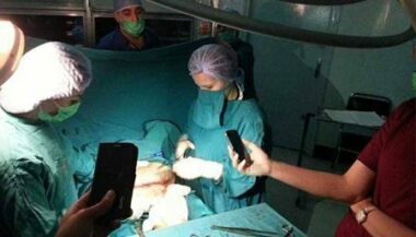 En Tunisie, une césarienne à la lueur des portables