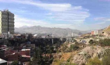 Le tour du monde des Atmani: A La Paz, les enfants présentent le Maroc dans un lycée