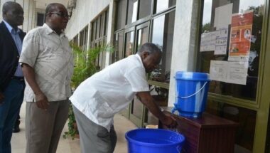 Ebola: la barre des 1.000 morts franchie, plusieurs pays touchés s'intéressent au sérum expérimental