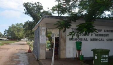 Ebola: le Liberia sous couvre-feu, les fausses alertes se multiplient dans le monde