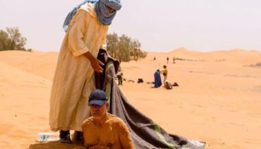 Maroc: des &ldquo;bains de sable&rdquo; au pied des dunes de Merzouga