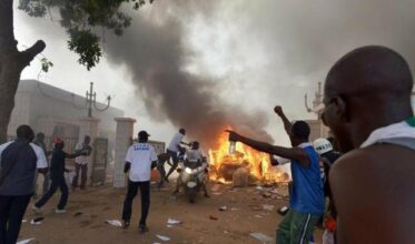 Le Burkina bascule dans la violence, le régime vacille