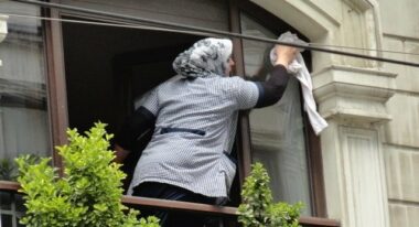 La loi sur les &ldquo;petites bonnes&rdquo; à la Chambre des conseillers